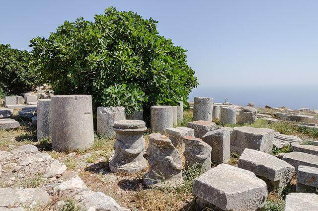 Ancient thera columns 